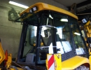 Výměna zadního rohového skla traktorbagr JCB